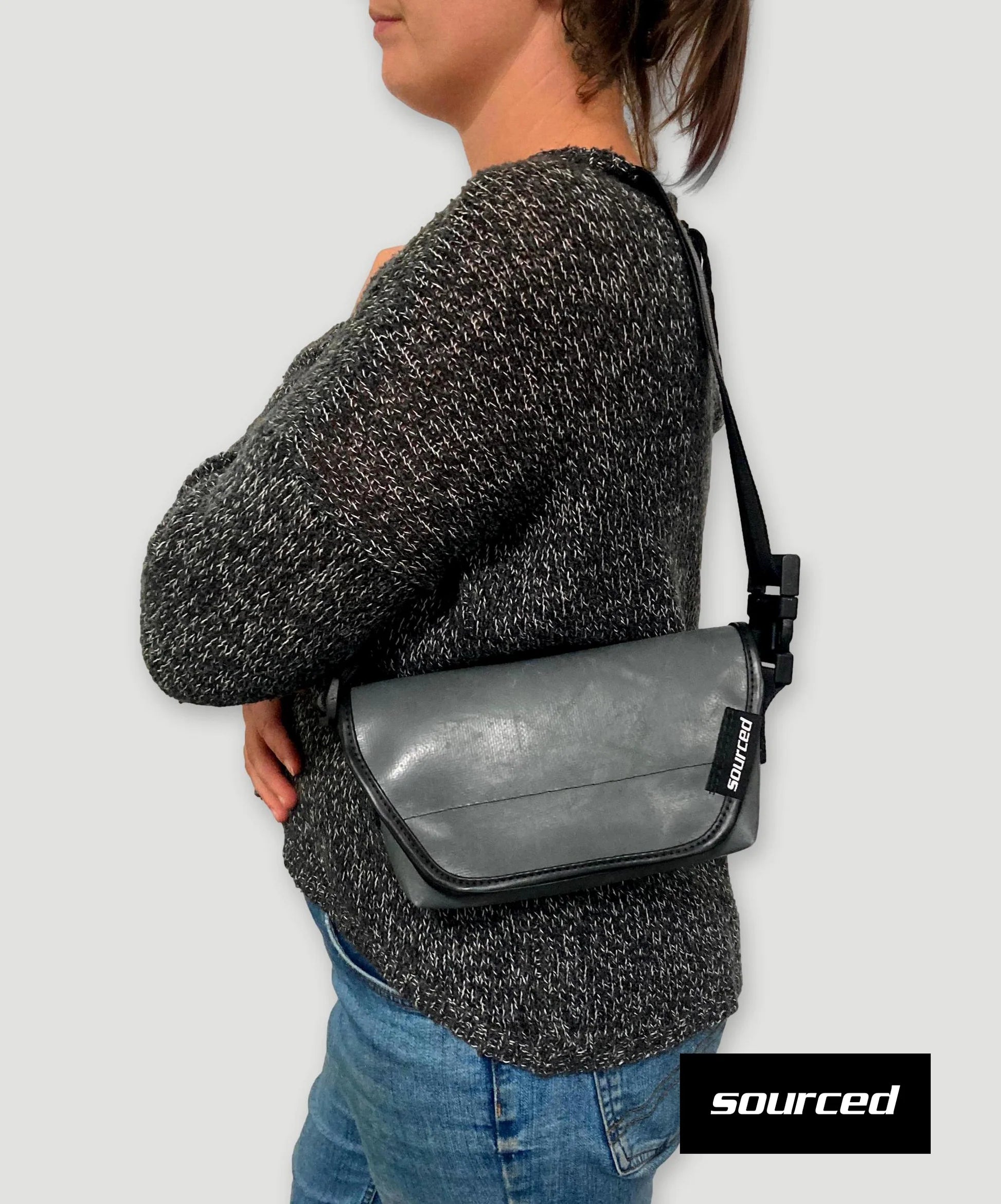 Graue Tasche mit türkisfarbener Klappe aus recycelter LKW-Plane – 3-in-1 Tasche