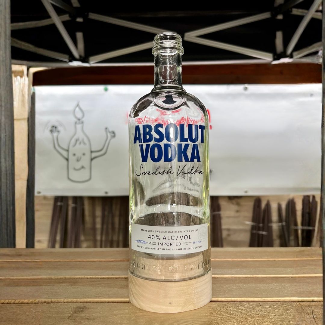 Windlicht aus recycelter Flasche mit Holzfuß