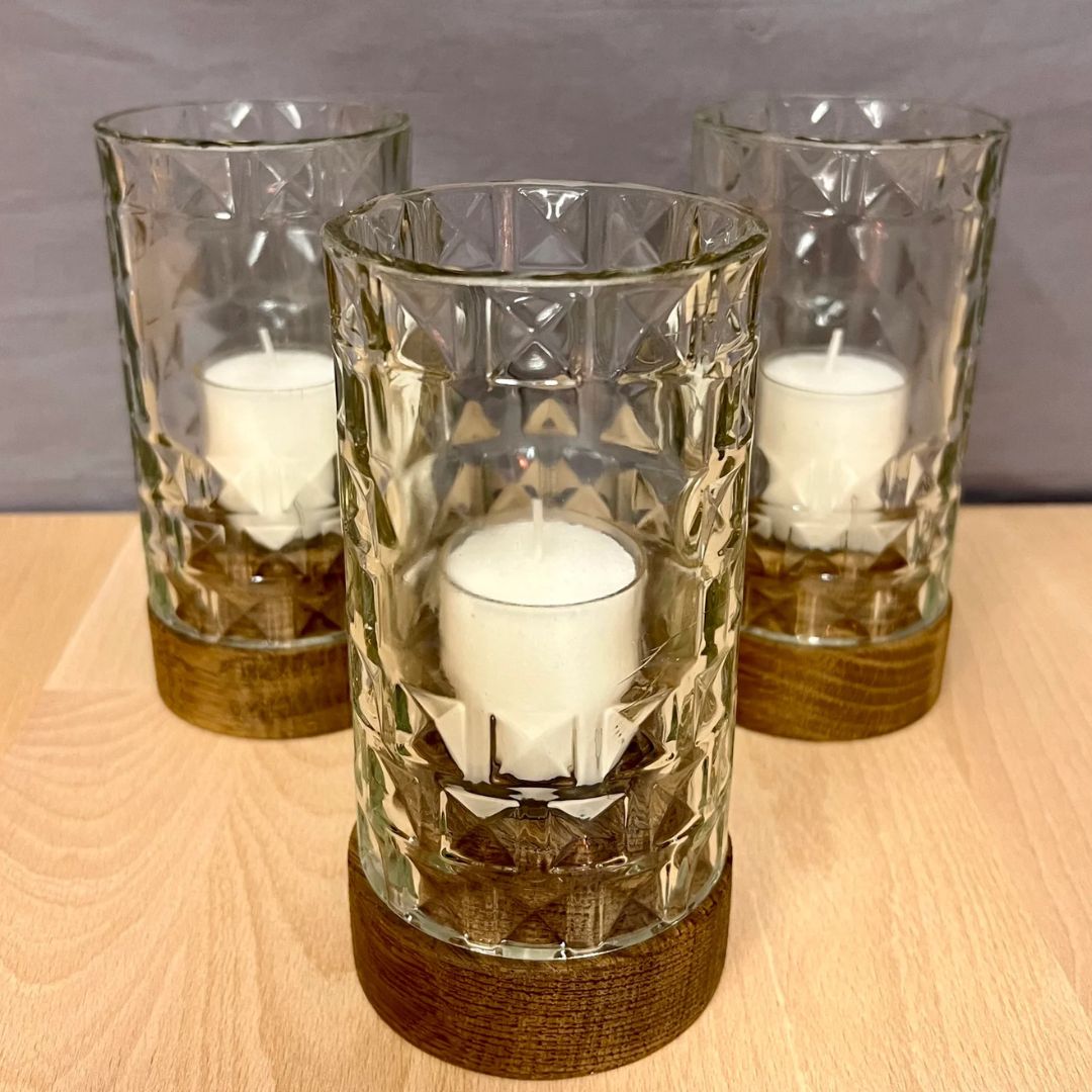 Windlicht aus recycelter Flasche mit Holzfuß