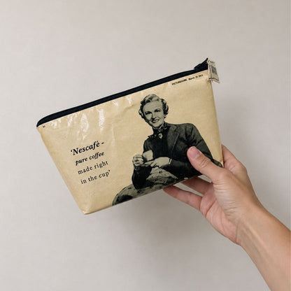 Vintage-Kulturbeutel aus Nescafé-Magazinseite