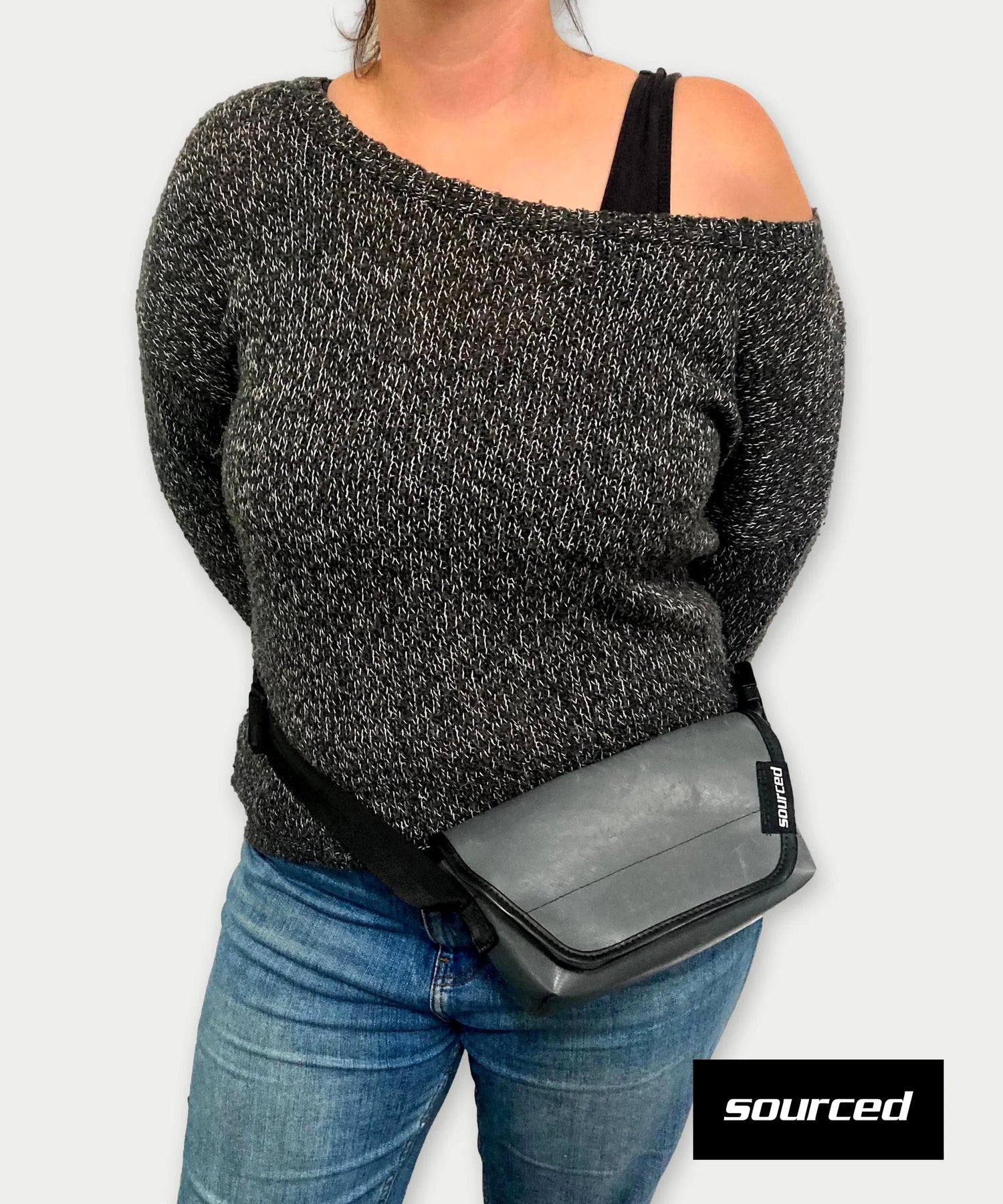 Weiße Tasche mit orangefarbener Linie aus recycelter LKW-Plane – 3-in-1 Tasche