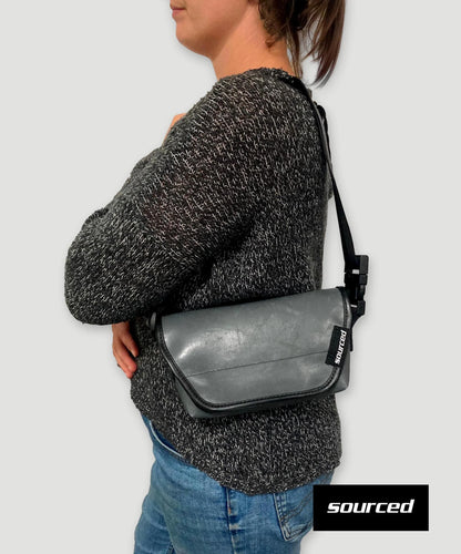 Weiße Tasche mit orangefarbener Linie aus recycelter LKW-Plane – 3-in-1 Tasche