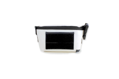 Weiße Tasche mit orangefarbener Linie aus recycelter LKW-Plane – 3-in-1 Tasche