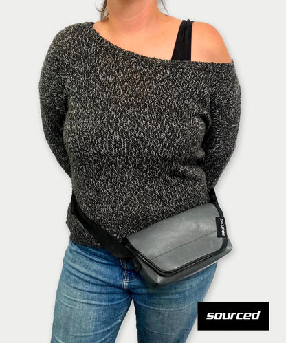 Graue Tasche mit türkisfarbener Klappe aus recycelter LKW-Plane – 3-in-1 Tasche