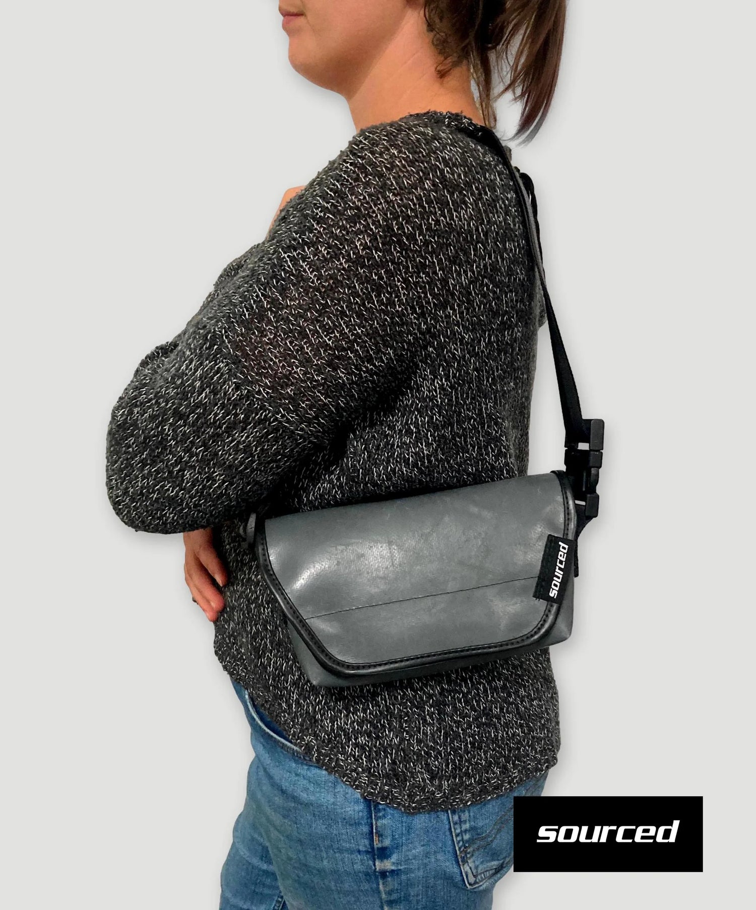 Graue Tasche mit türkisfarbener Klappe aus recycelter LKW-Plane – 3-in-1 Tasche