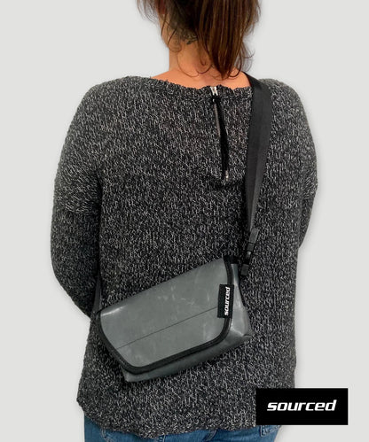 Graue Tasche mit türkisfarbener Klappe aus recycelter LKW-Plane – 3-in-1 Tasche