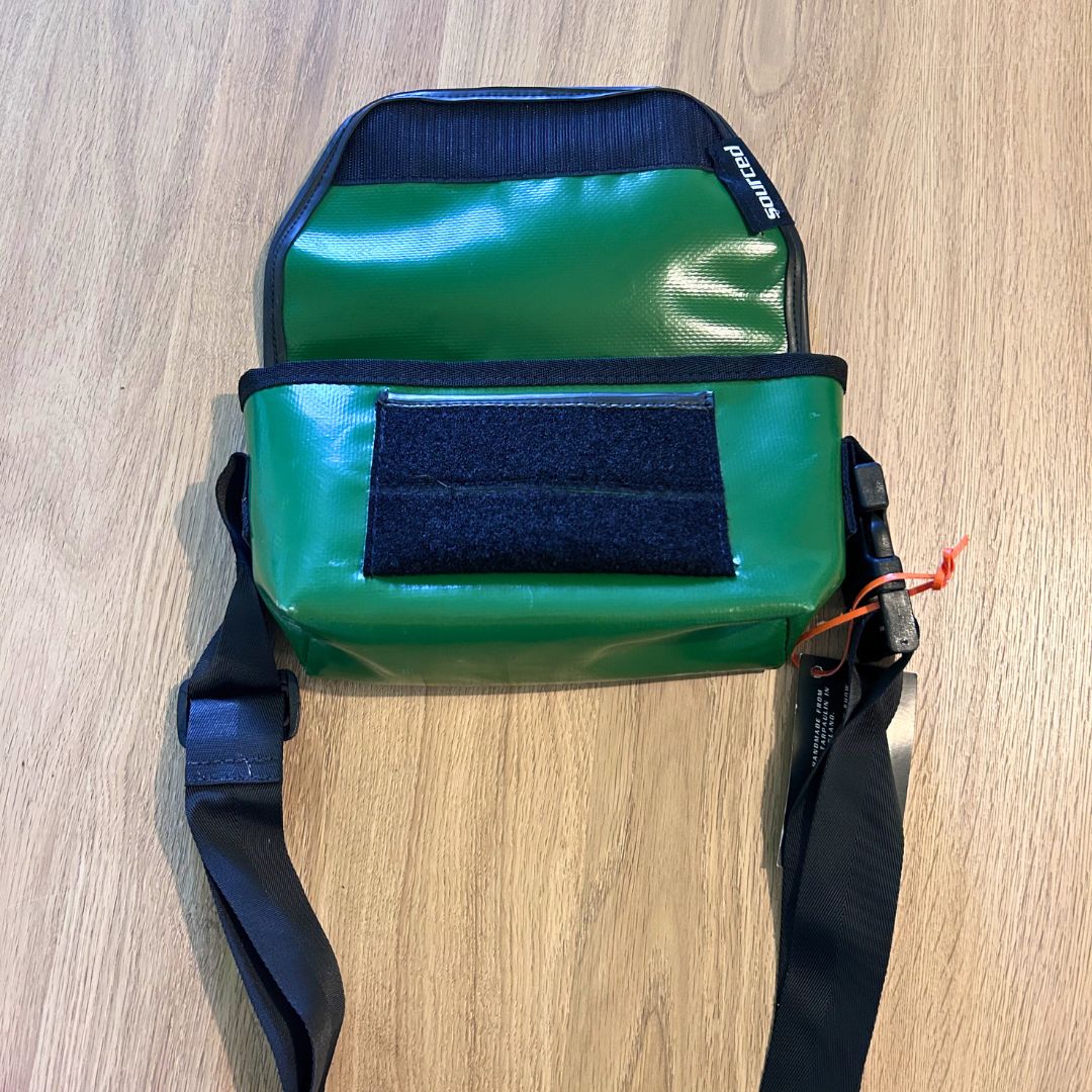Sac vert en bâche de camion recyclée – sac convertible 3-en-1