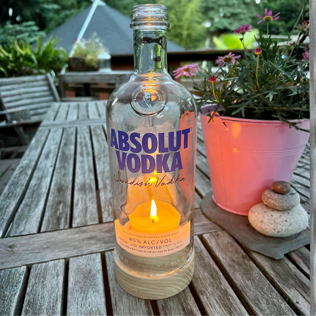 Windlicht aus recycelter Flasche mit Holzfuß
