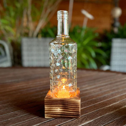 Kerzenhalter aus recycelter Flasche mit Holzsockel – 1-flammig