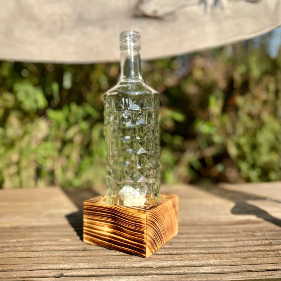 Kerzenhalter aus recycelter Flasche mit Holzsockel – 1-flammig