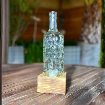 Kerzenhalter aus recycelter Flasche mit Holzsockel – 1-flammig