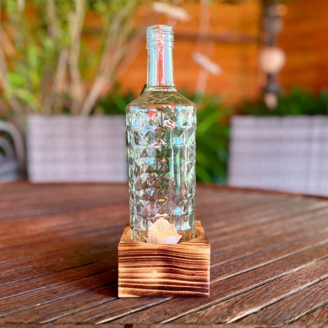 Kerzenhalter aus recycelter Flasche mit Holzsockel – 1-flammig
