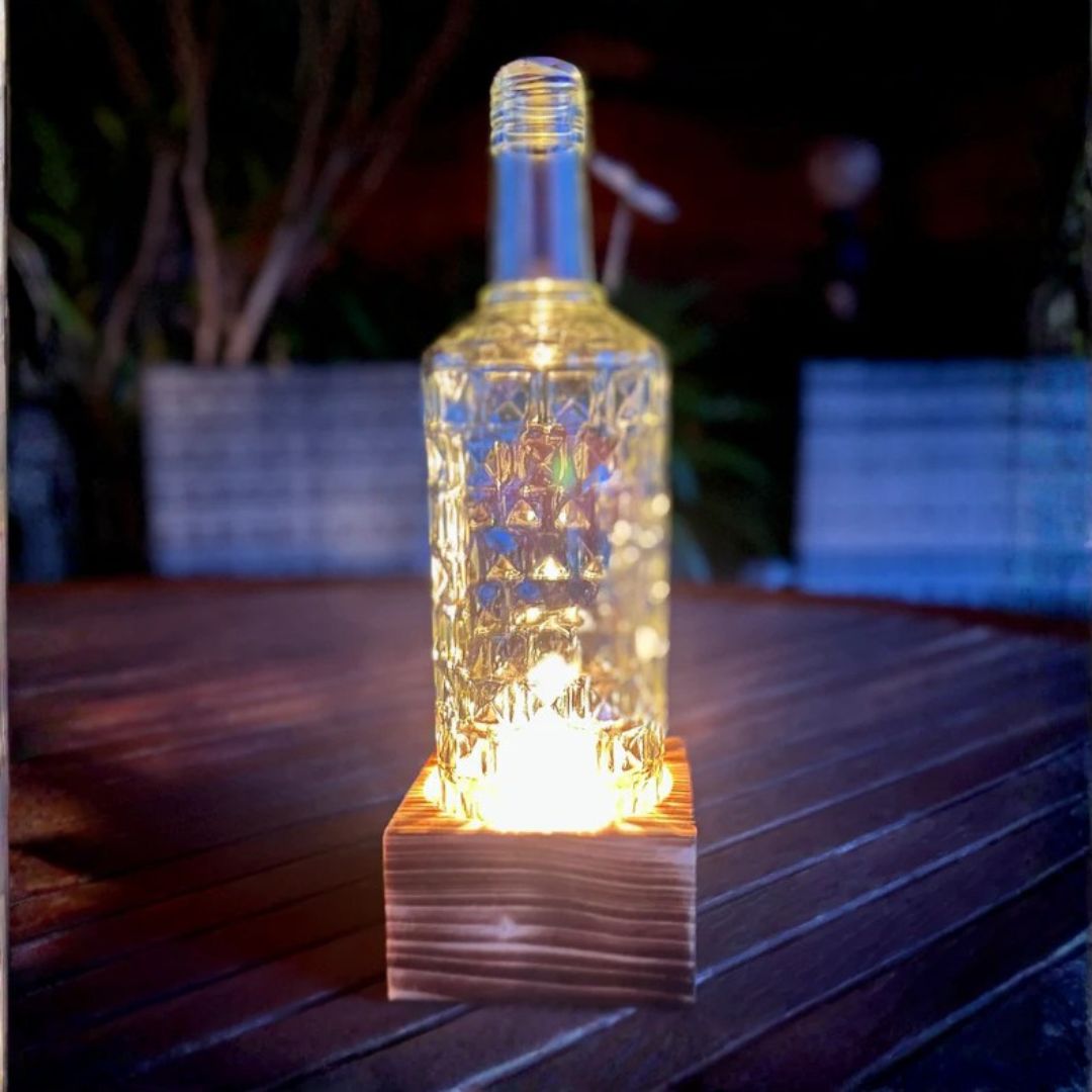 Kerzenhalter aus recycelter Flasche mit Holzsockel – 1-flammig
