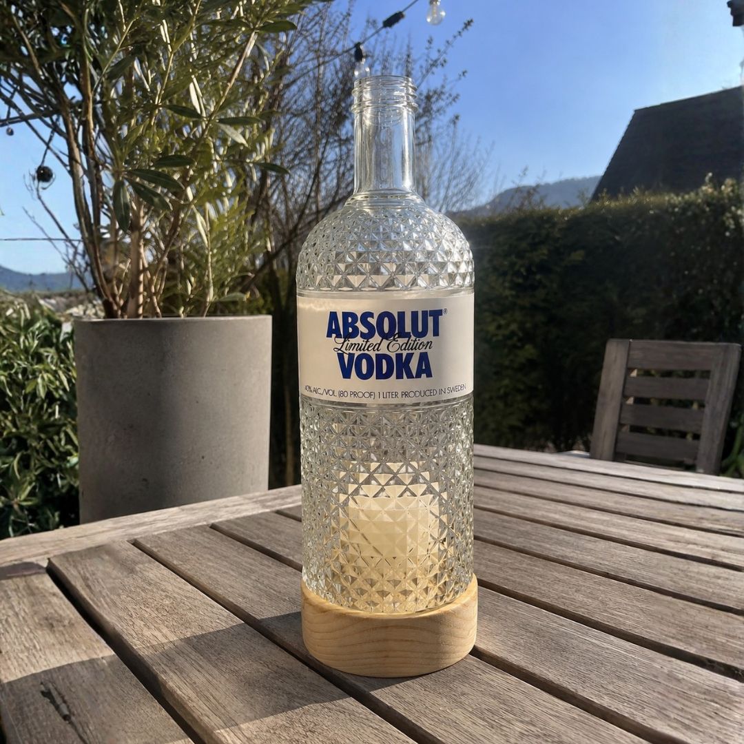 Photophore en bouteille recyclée avec socle en bois