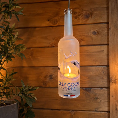 Lanterne suspendue en bouteille de vodka recyclée
