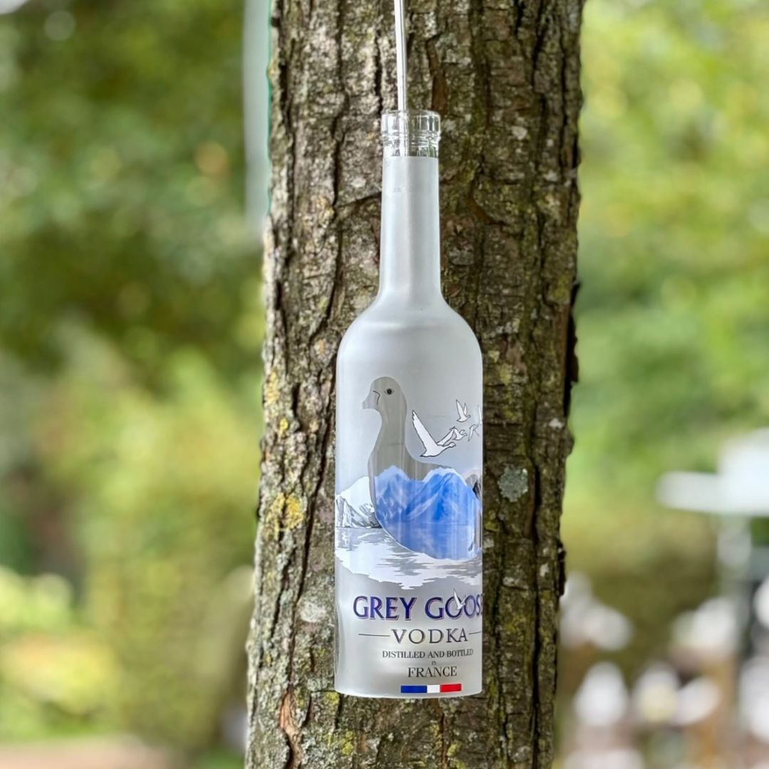 Lanterne suspendue en bouteille de vodka recyclée
