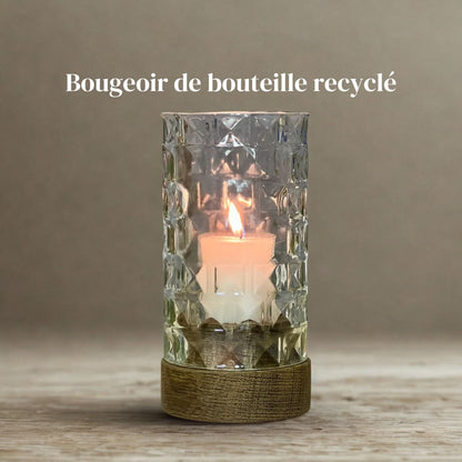 Windlicht aus recycelter Flasche mit Holzfuß
