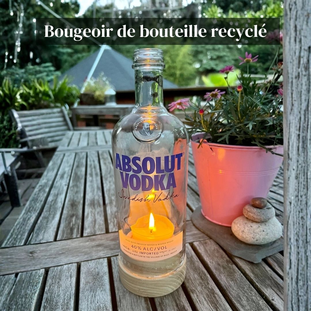 Photophore en bouteille recyclée avec socle en bois