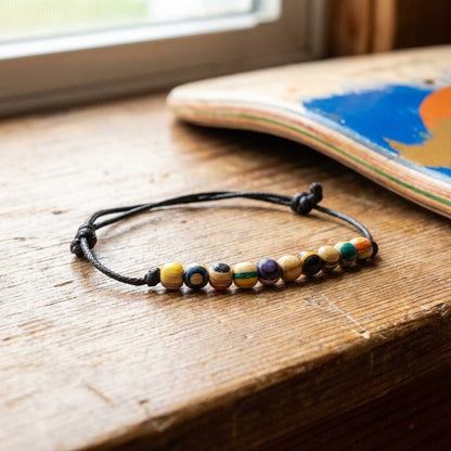 Minimal-Armband aus recyceltem Skateboard – Holzperlen-Armband
