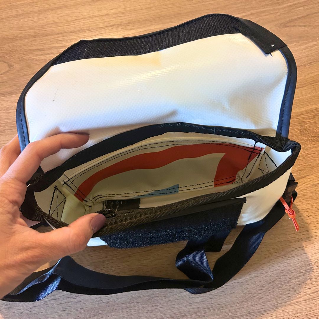 Sac blanc et orange en bâche de camion recyclée – sac convertible 3-en-1