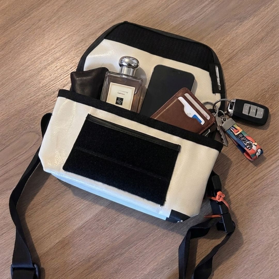 Sac blanc et orange en bâche de camion recyclée – sac convertible 3-en-1