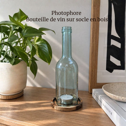 Windlicht – Upcycling-Weinflasche auf Holzsockel