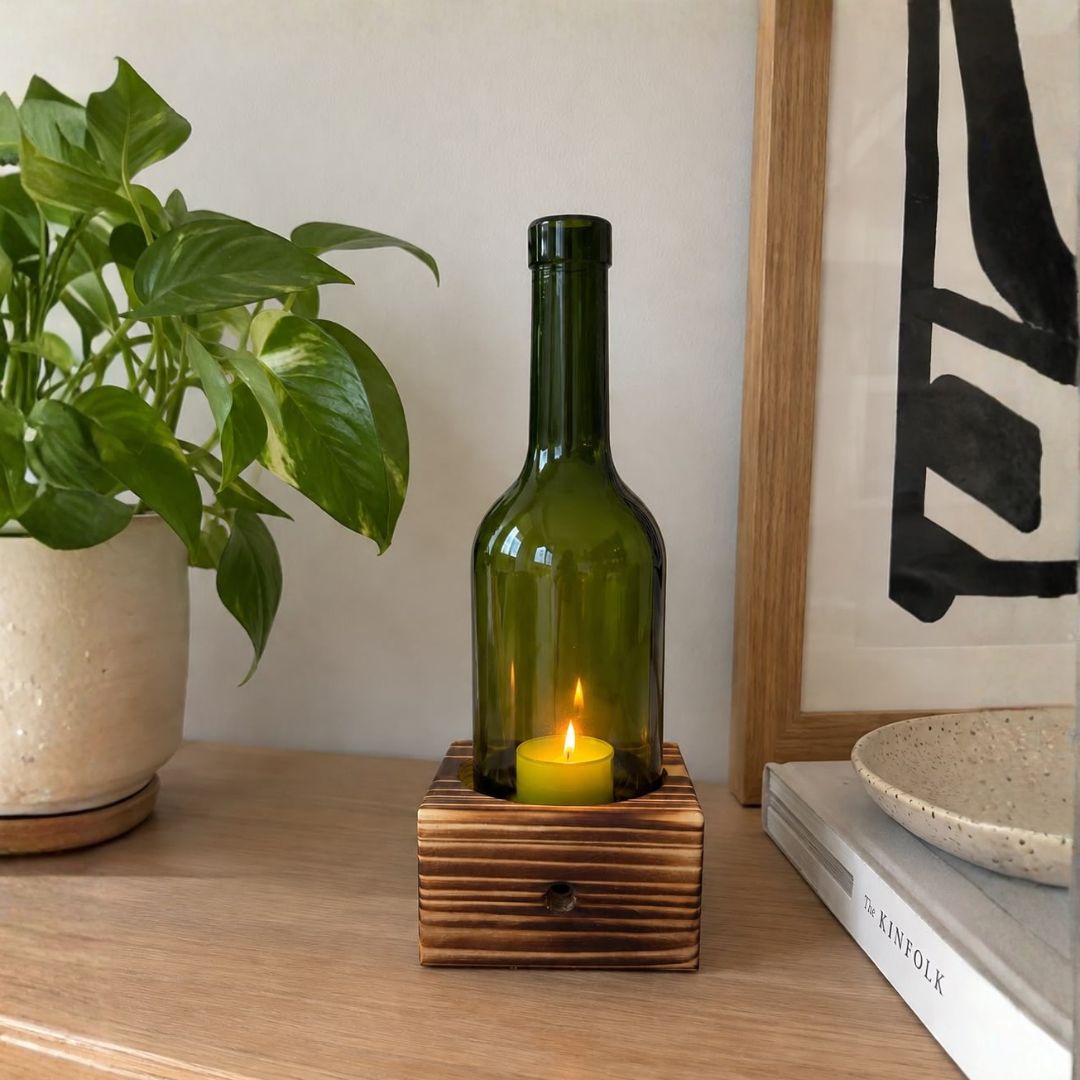 Windlicht – Upcycling-Weinflasche auf Holzsockel