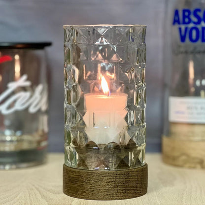 Windlicht aus recycelter Flasche mit Holzfuß